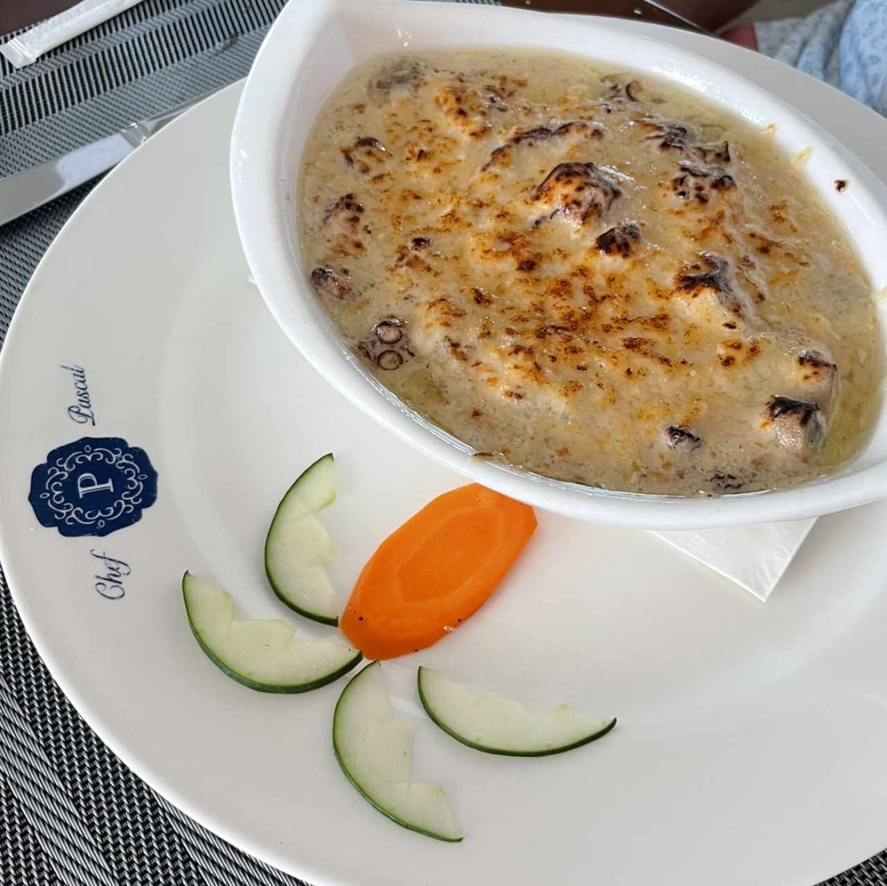 Pulpo con Hongos en Salsa Blanca