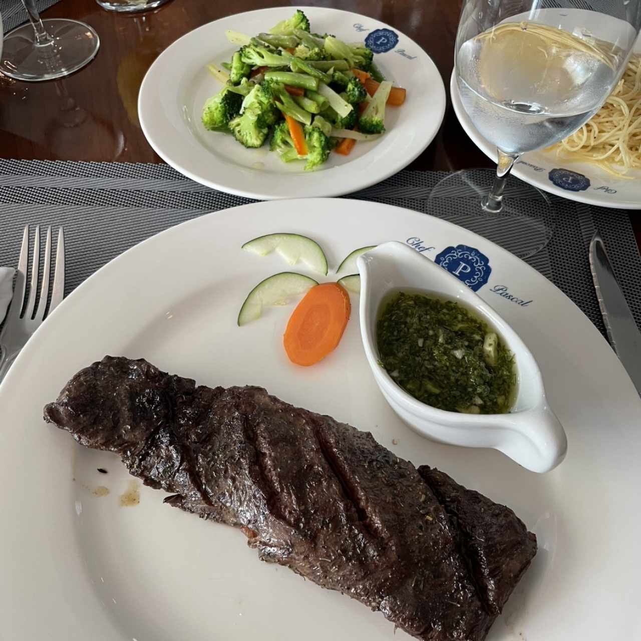 Entraña al Grill Servida Con Chimichurri de aguacate
