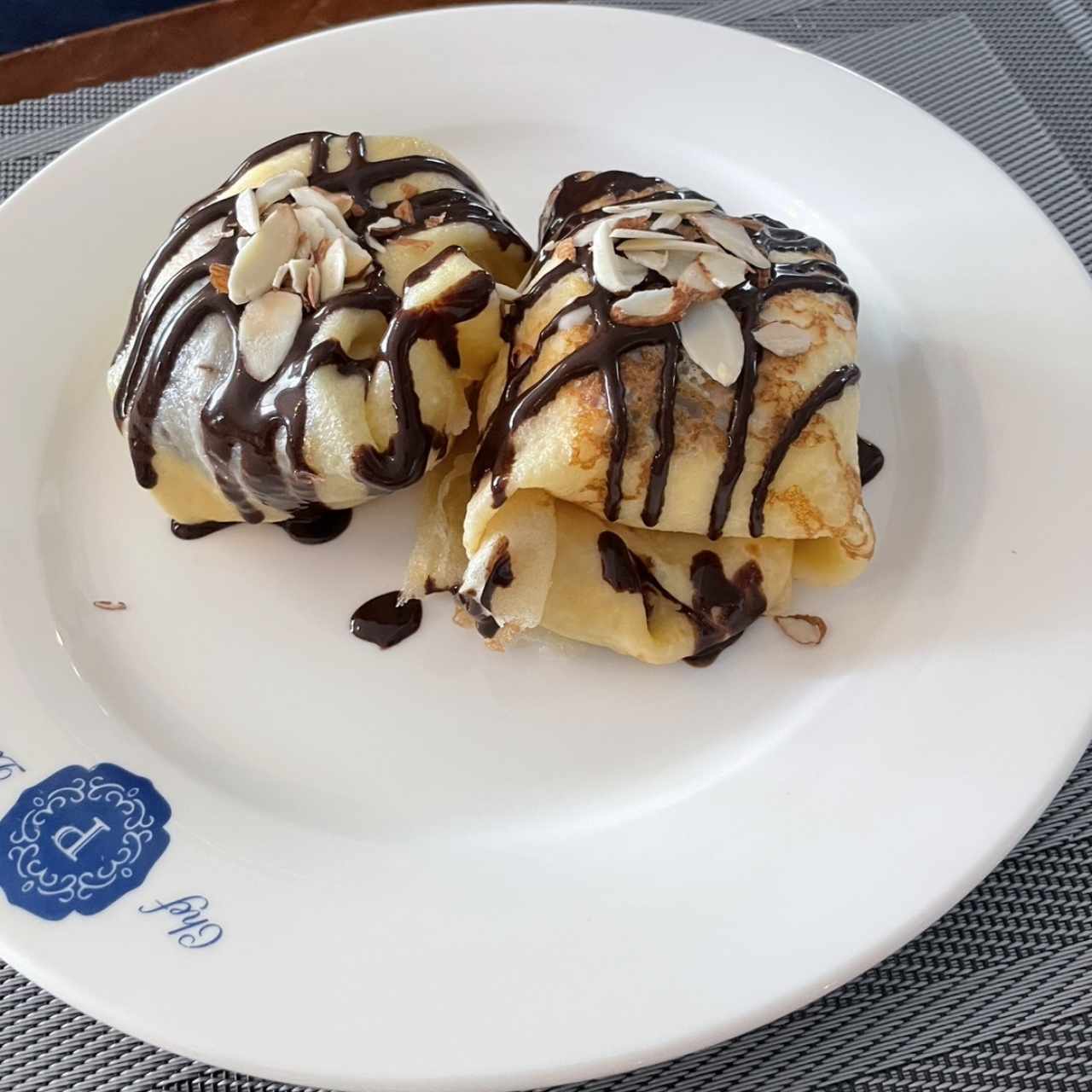 Crepes Rellena de Nutella y Helado de Vainilla Coronado de Almendras tostadas