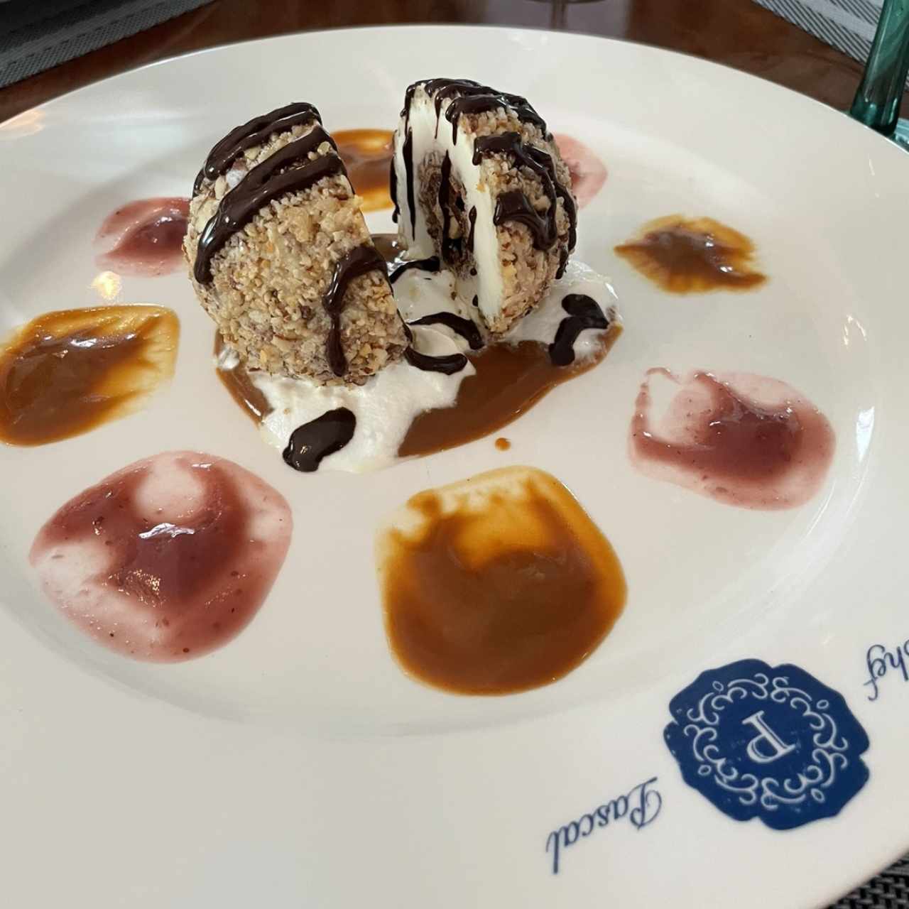 Misterio Relleno de Ferrero Rocher,apanado con Nueces vareadas sobre salsa de Caramelo