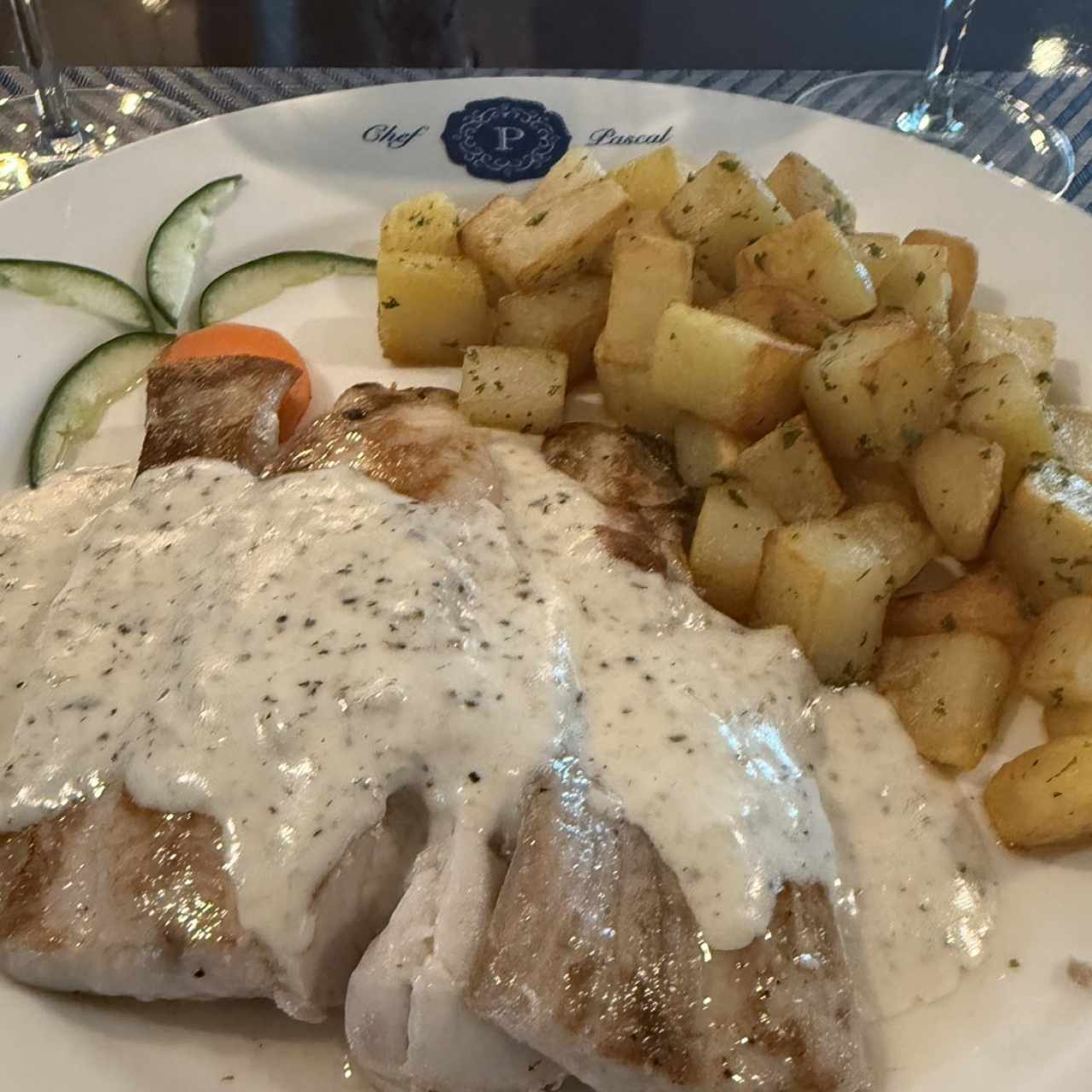 Filete de Pescado del día en salsa (Pomodoro o Alcaparras o Eneldo)