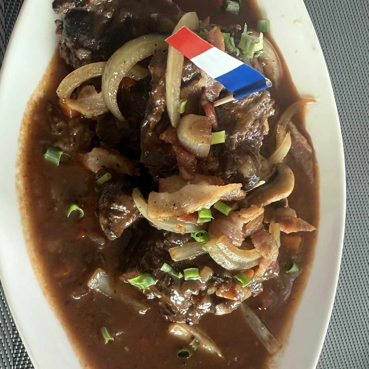 Cachete de res en salsa de vino tinto ( fuera de carta) 