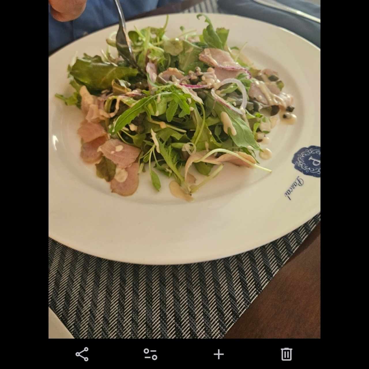 Ensalada mesclum con salmón Ahumado