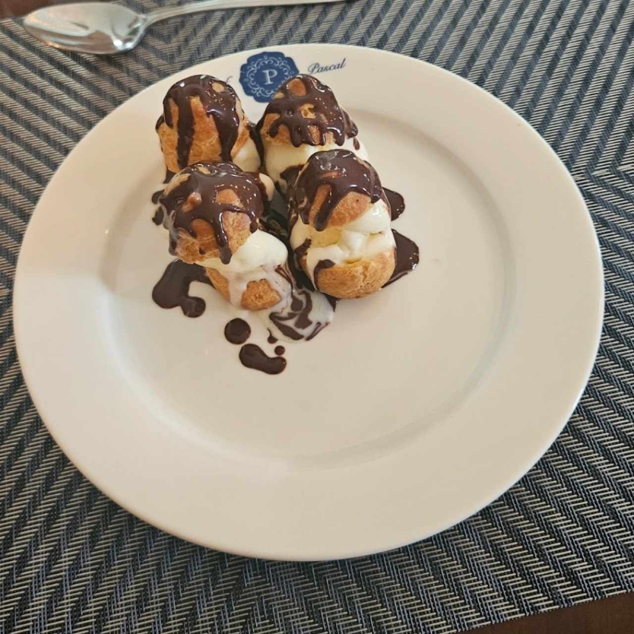 Profiteroles Relleno de Helado de Vainilla Cubierto de Salsa de Chocolate