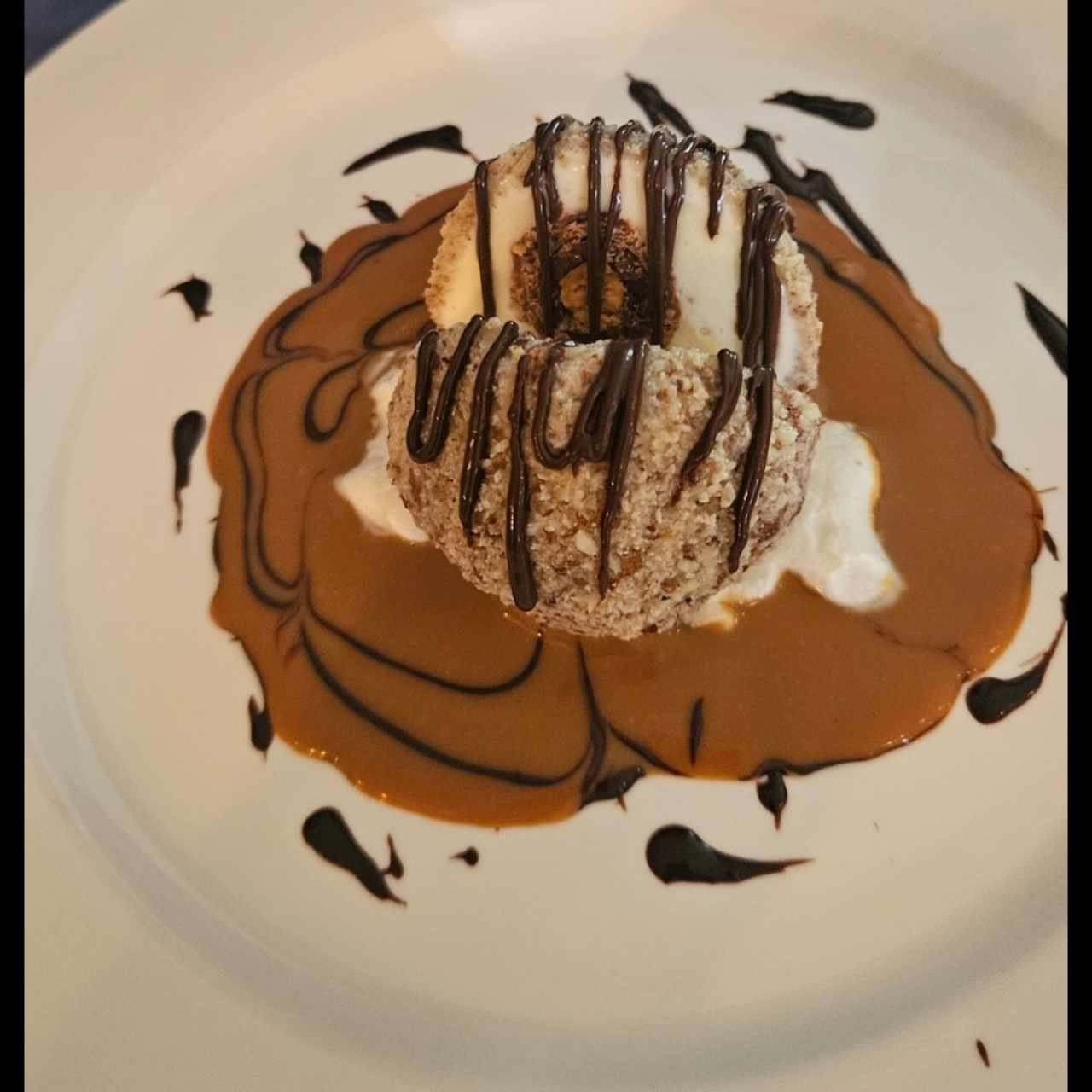 Misterio Relleno de Ferrero Rocher,apanado con Nueces vareadas sobre salsa de Caramelo