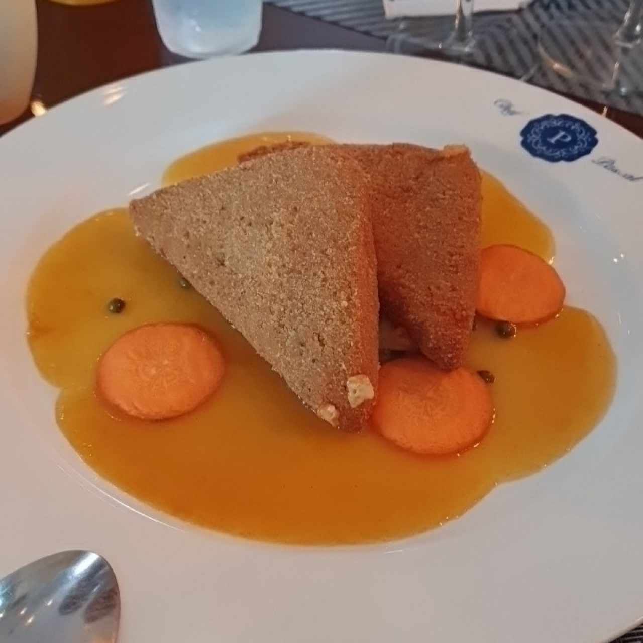 Queso Frito apanado servido en salsa de Pimienta