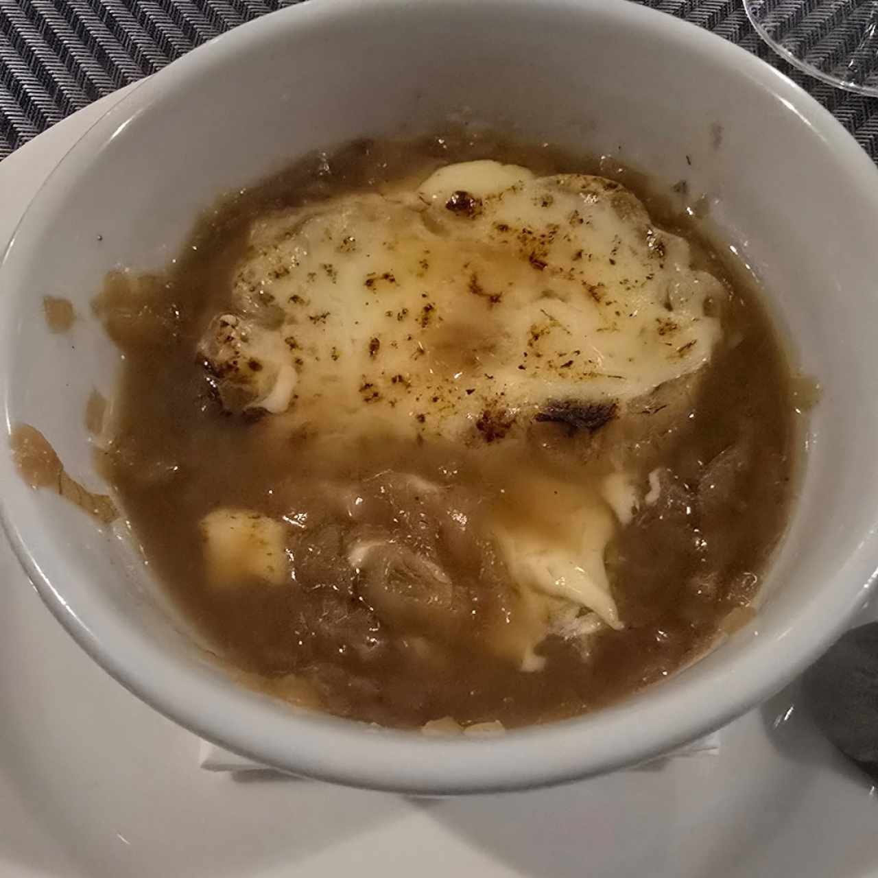 Sopa de Cebolla Gratinada con queso Gruyere (lo compartimos 2 personas así que esta sería media porción)