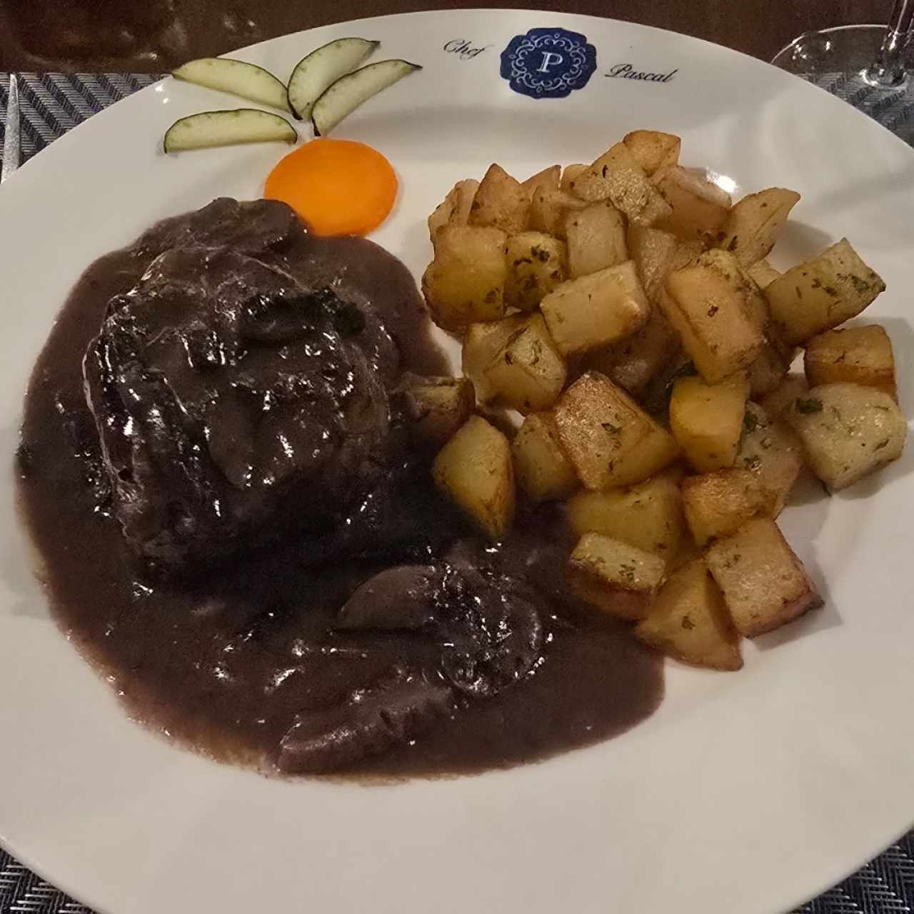 Filete de Res con Trio de Hongos y romero fresco,en Salsa de vino Bordeaux