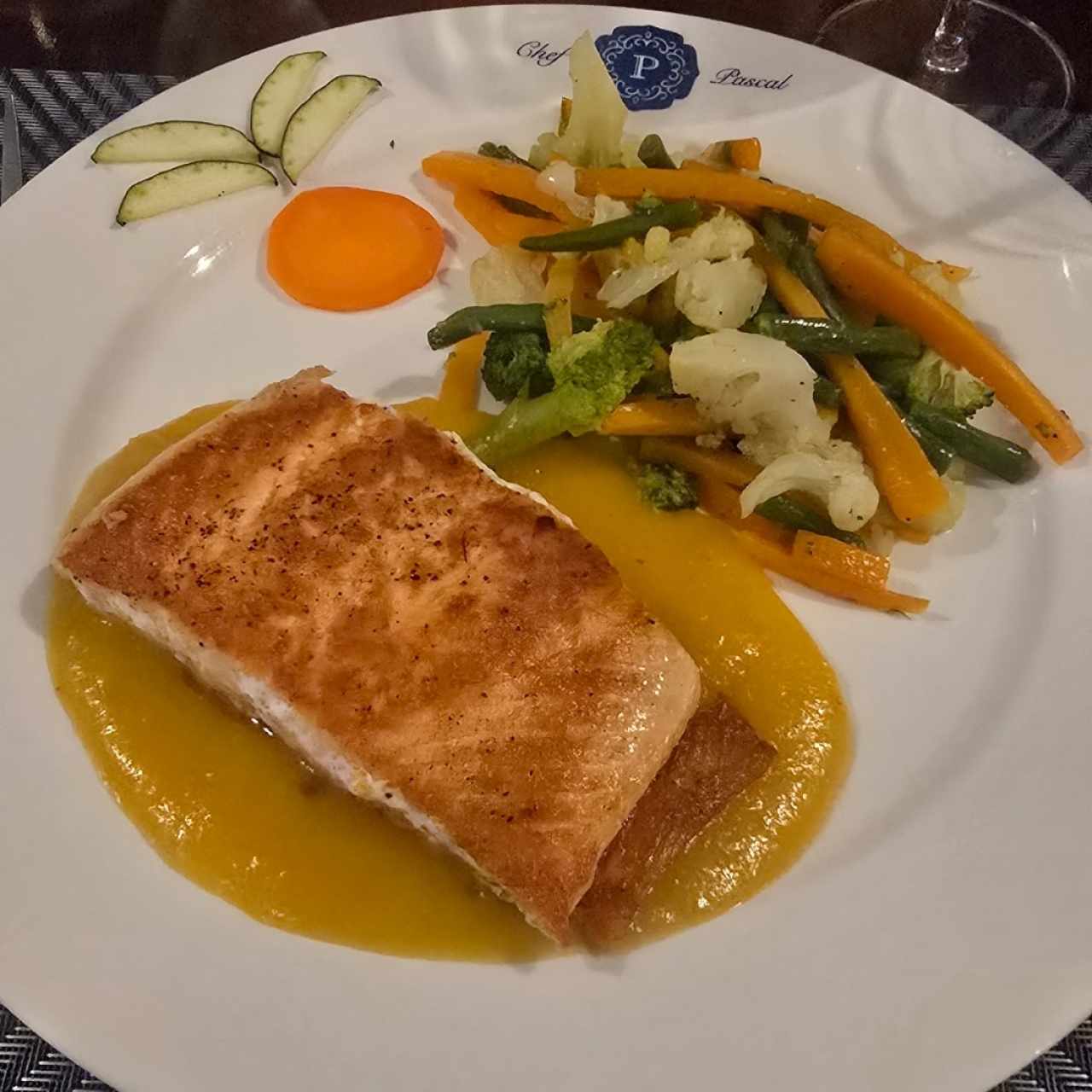 Filete de Salmón sobre Chutney de Mango en salsa de Pimienta Rosada