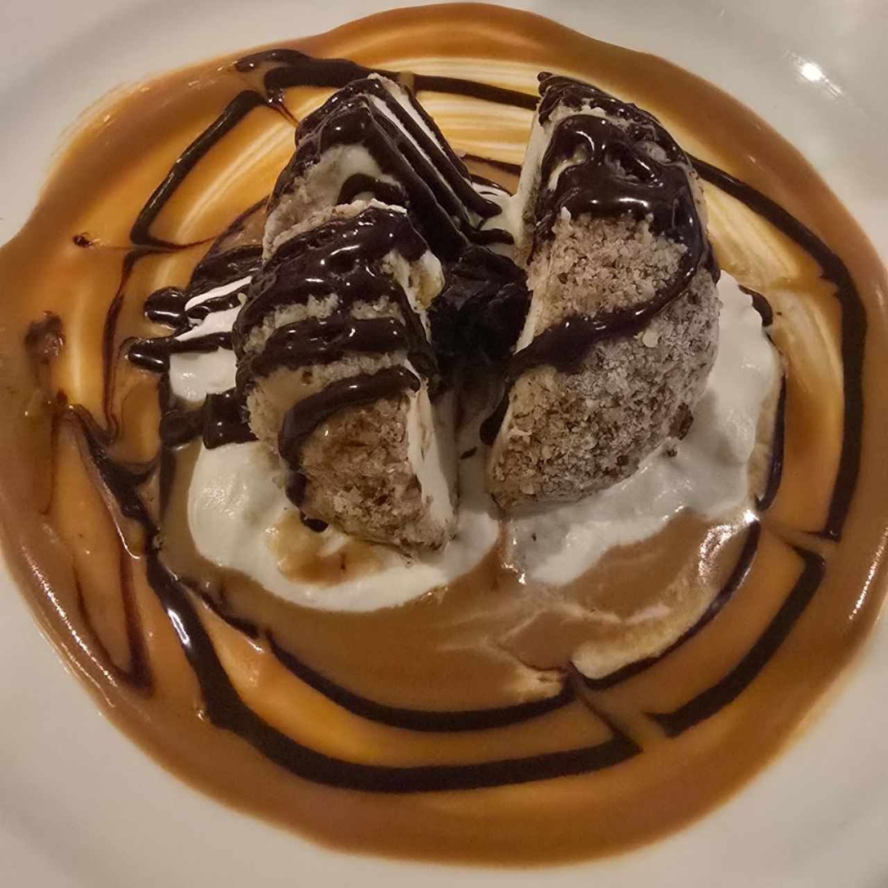 Misterio Relleno de Ferrero Rocher,apanado con Nueces vareadas sobre salsa de Caramelo