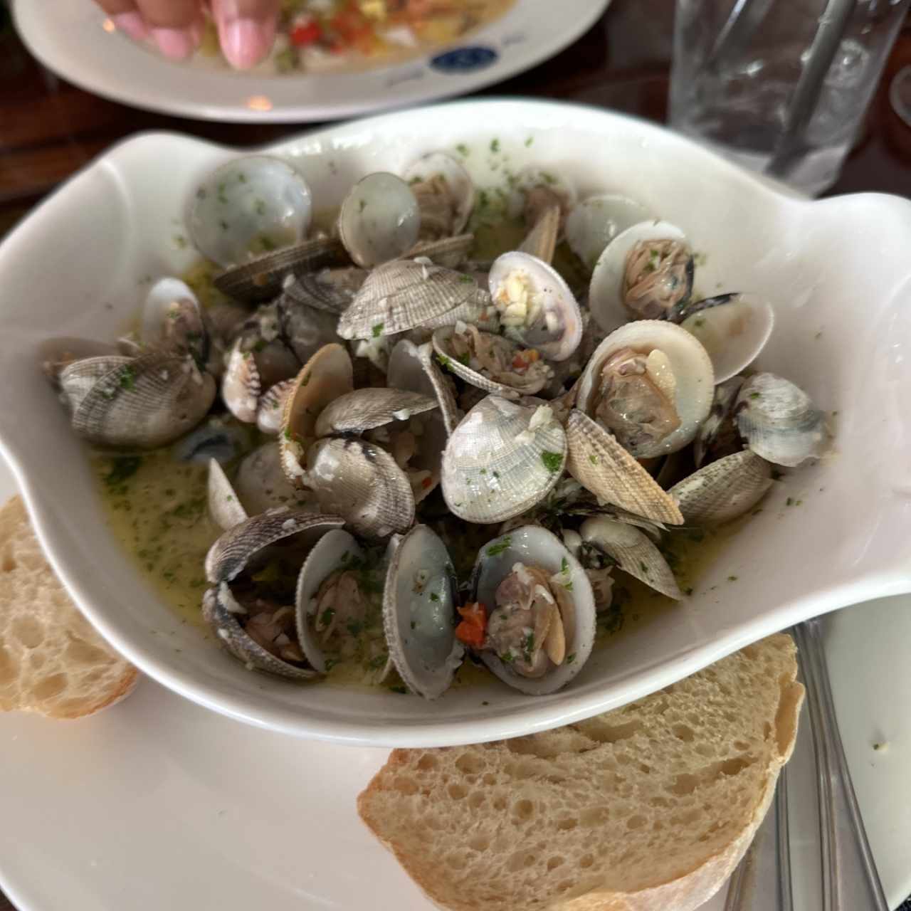 Almejas a la Marinera servidas con Pan tibio