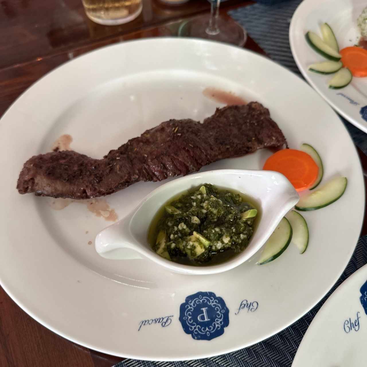 Entraña al Grill Servida Con Chimichurri de aguacate