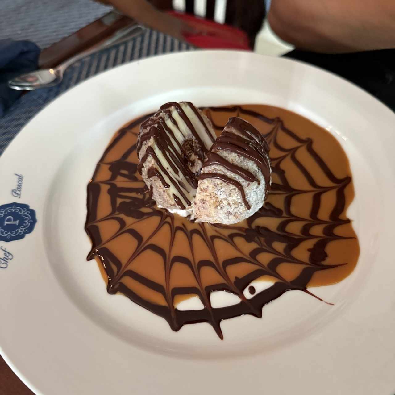 Misterio Relleno de Ferrero Rocher,apanado con Nueces vareadas sobre salsa de Caramelo
