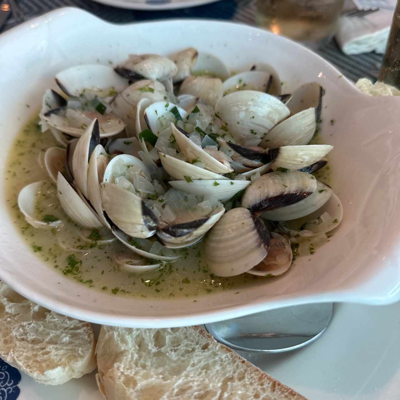 Almejas a la Marinera servidas con Pan tibio