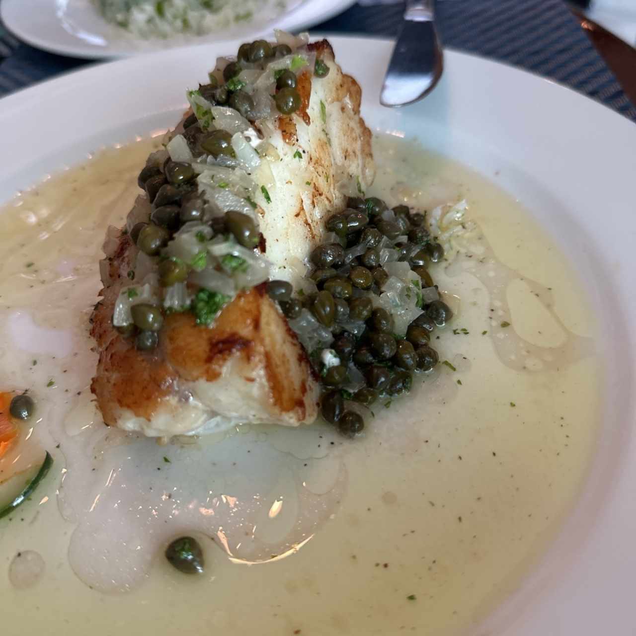 Filete de Pescado del día en salsa (Pomodoro o Alcaparras o Eneldo)