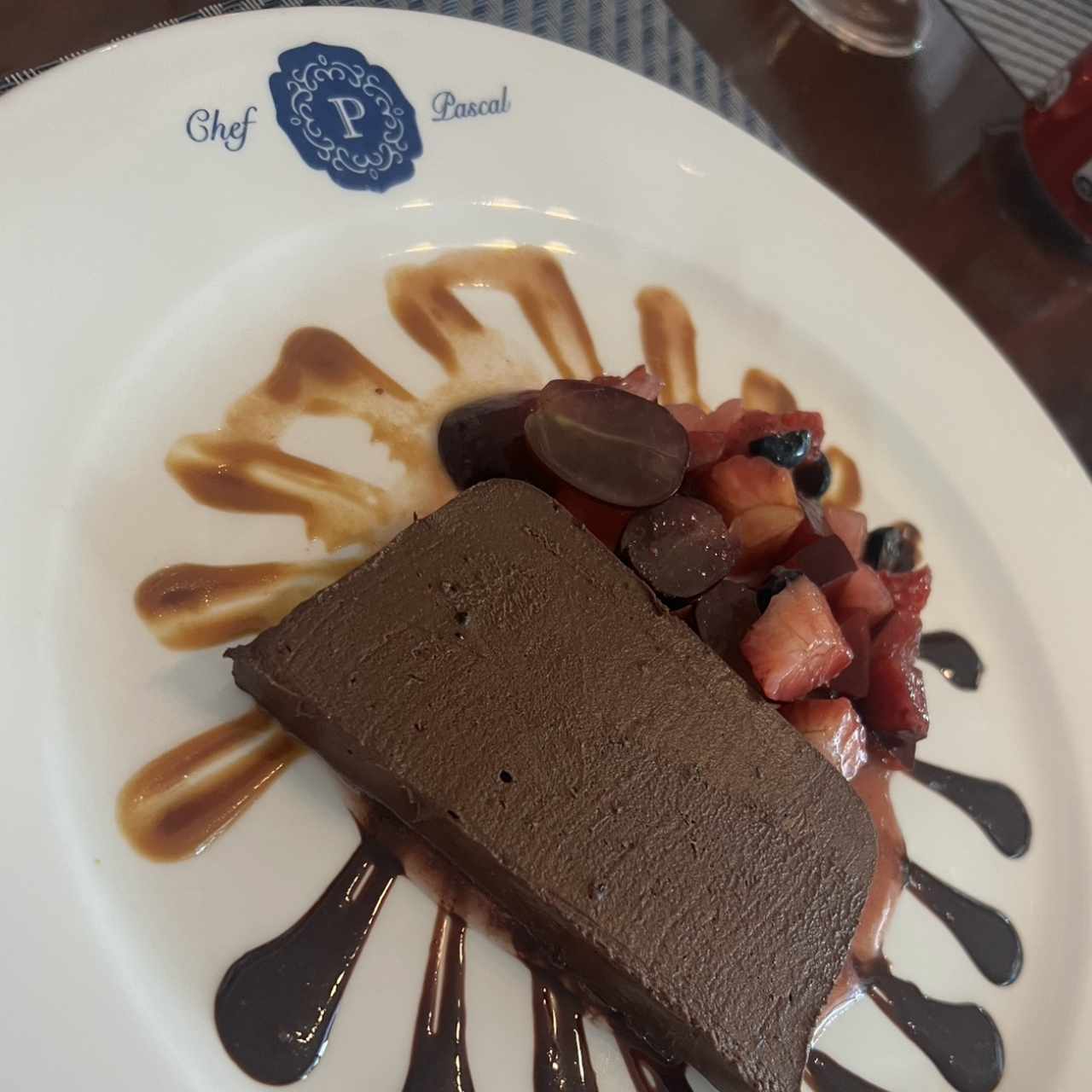 Pastel de Chocolate tibio Servido Sobre su salsa de Caramelo
