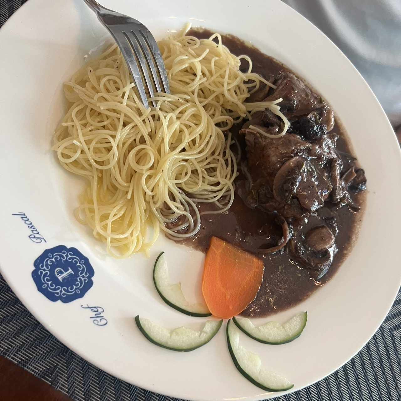 Filete de Res con Trio de Hongos y romero fresco,en Salsa de vino Bordeaux