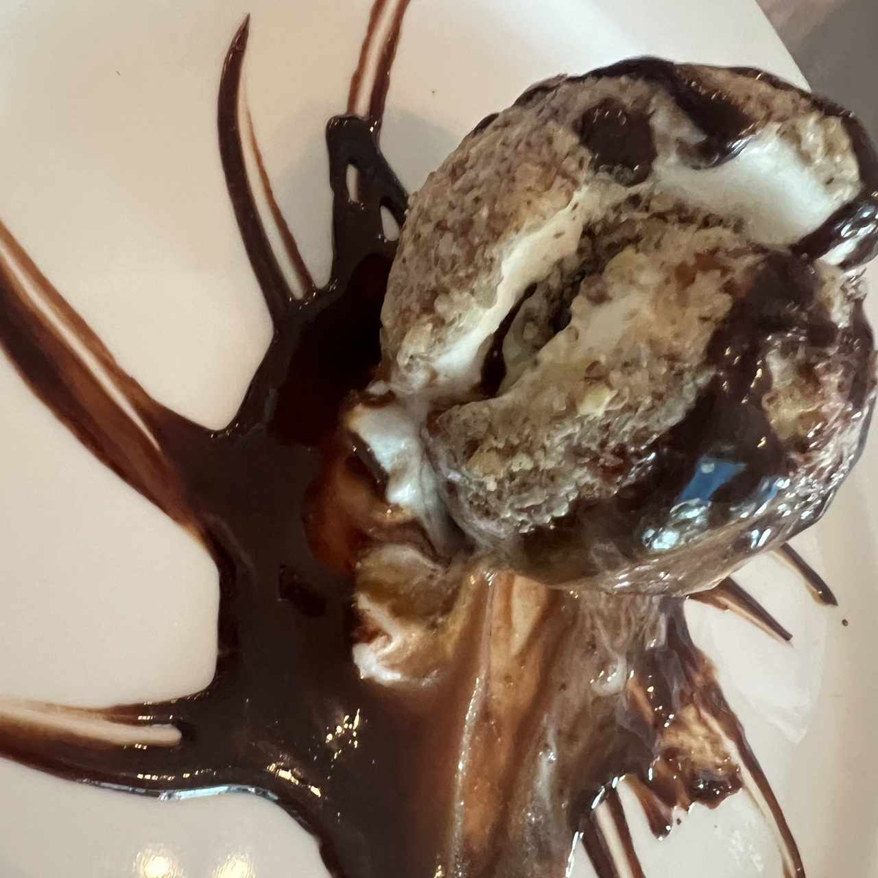 Misterio Relleno de Ferrero Rocher,apanado con Nueces vareadas sobre salsa de Caramelo