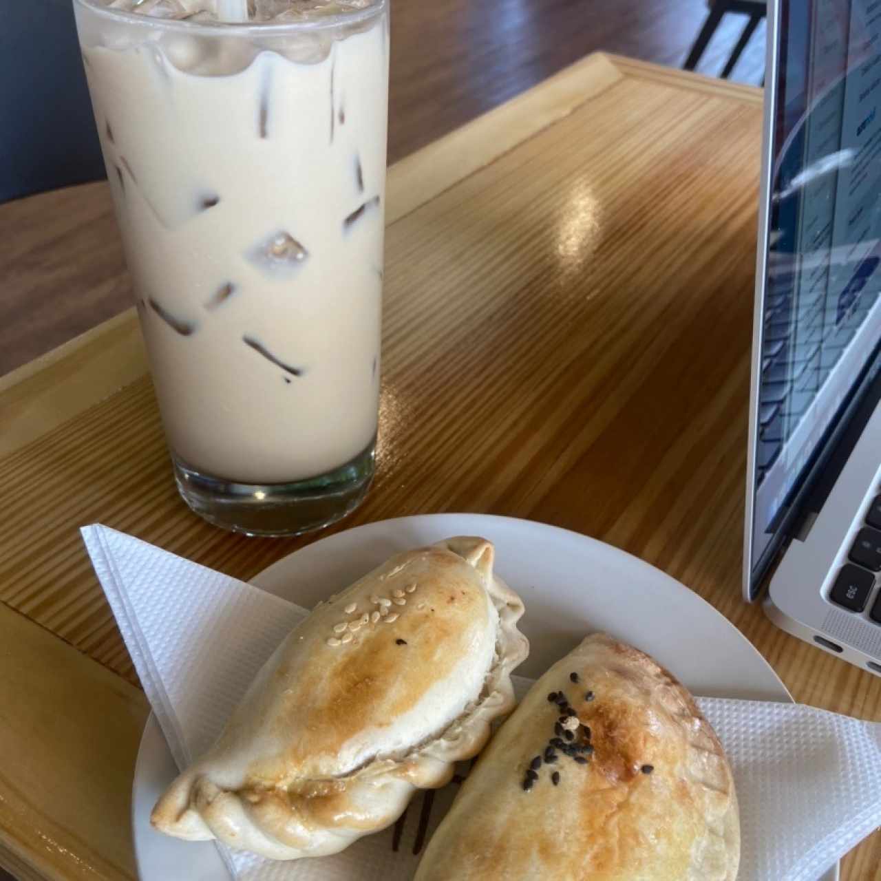 Iced coffee saborizado con Caramelo y empanadas de pollo curry y entraña