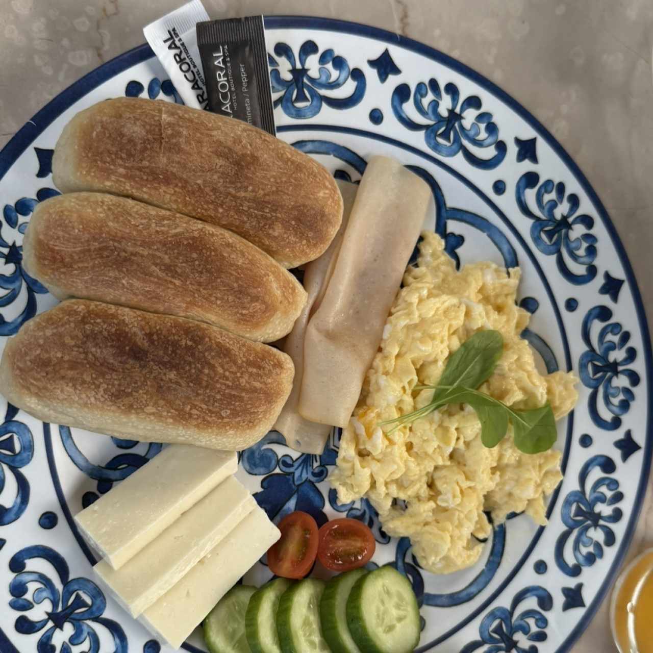 Desayuno con huevos revueltos