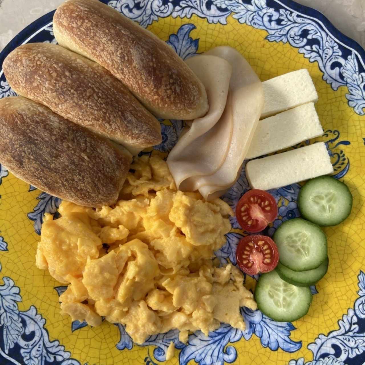 Pan artesanal, huevos revueltos y queso blanco