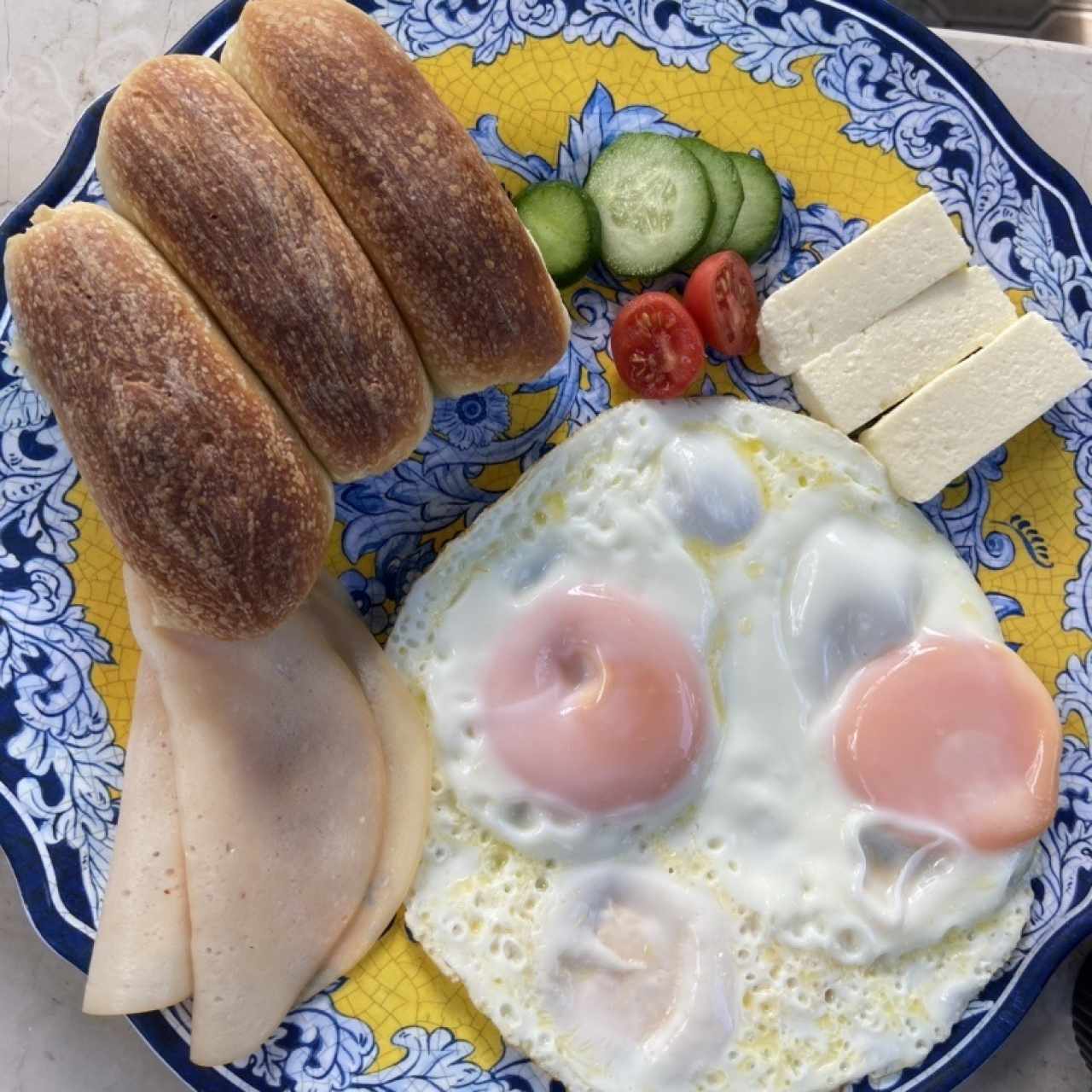 Pan artesanal, huevos fritos, jamón y queso blanco
