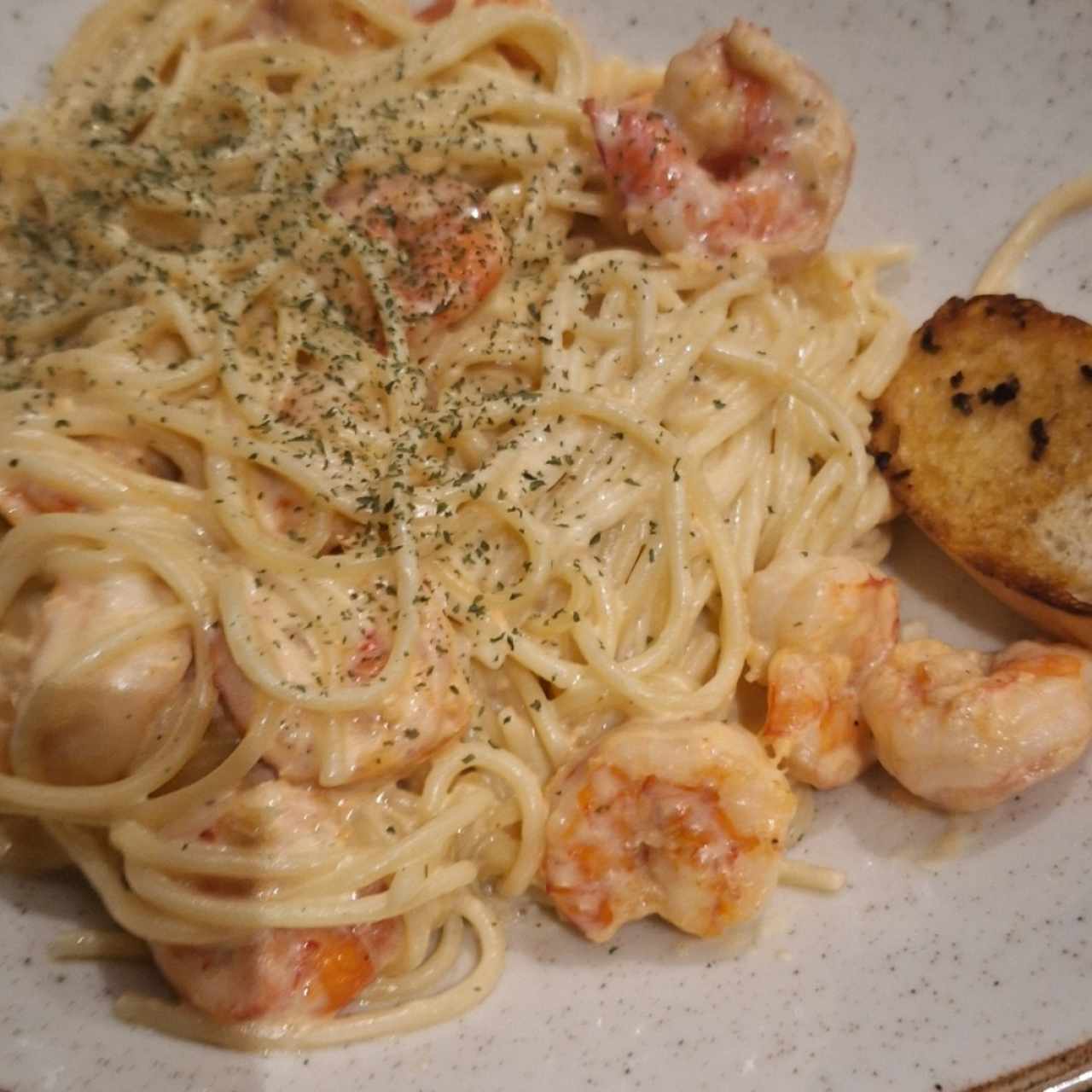 Pasta en salsa blanca con camarones