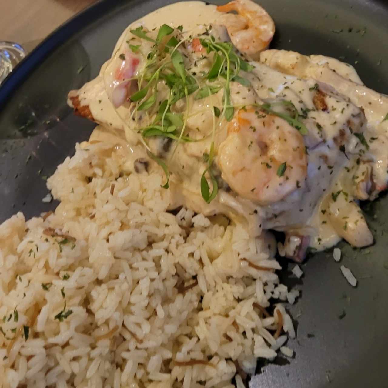 salmon a la.marinera en salsa blanca