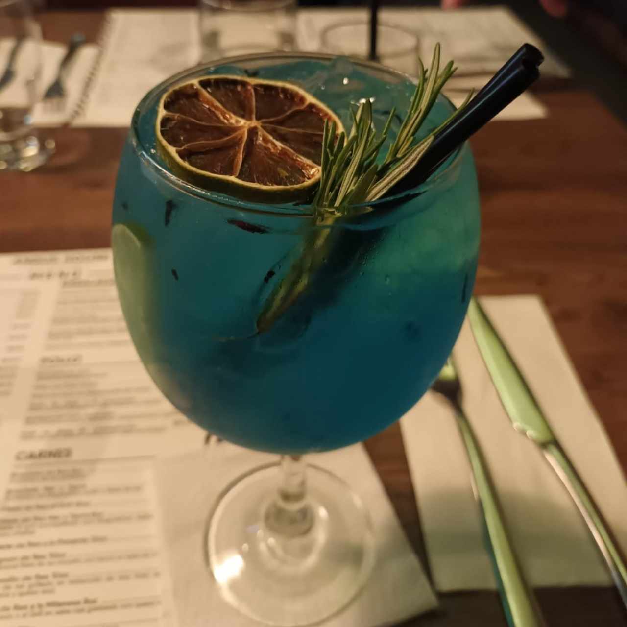 Coctel con Blue Curaçao y Licor de Lychee 