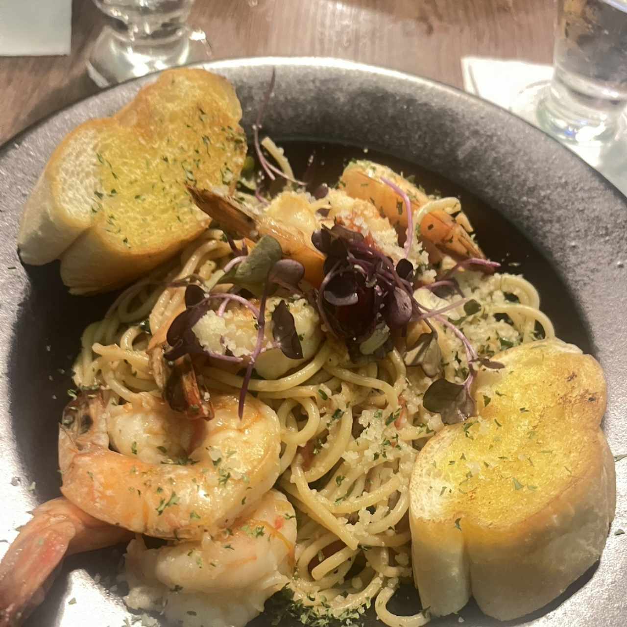 Pasta al olió con langostinos