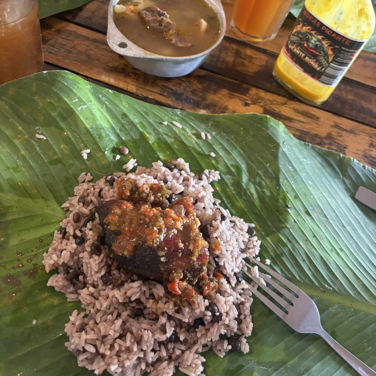 Mono con puerco ahumado + chicha de limón y raspadura + salsita