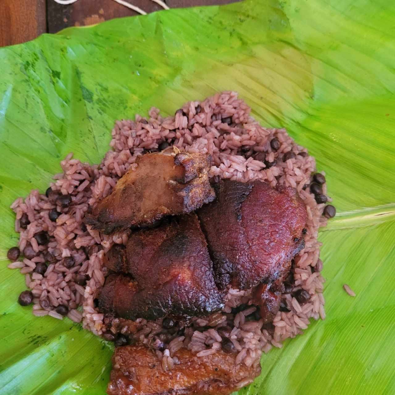 Mono con puerco ahumado + chicha de limón y raspadura + salsita