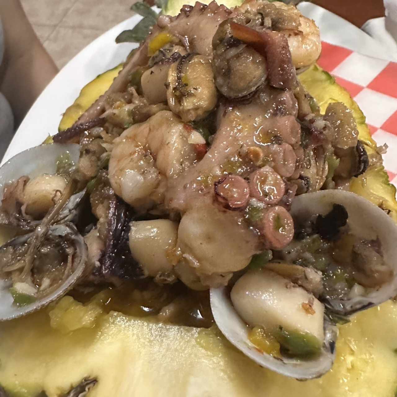 Piña Rellena de Mixto de Mariscos