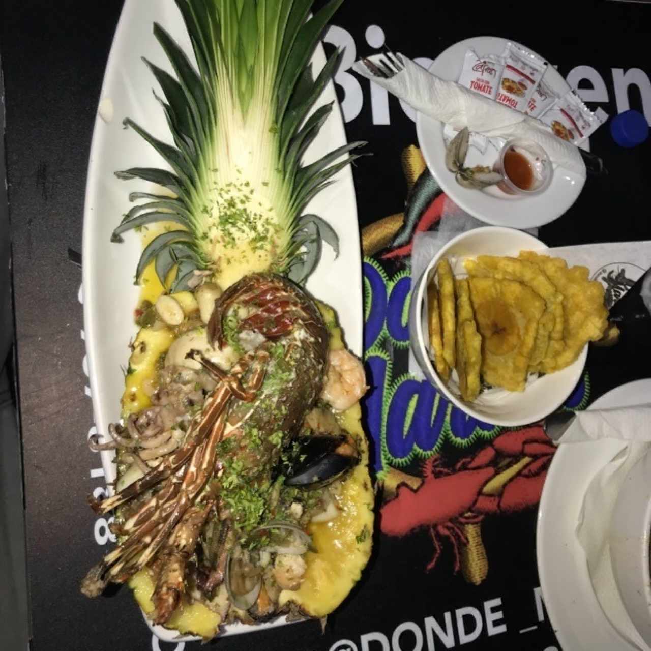 Piña rellena de mariscoz 