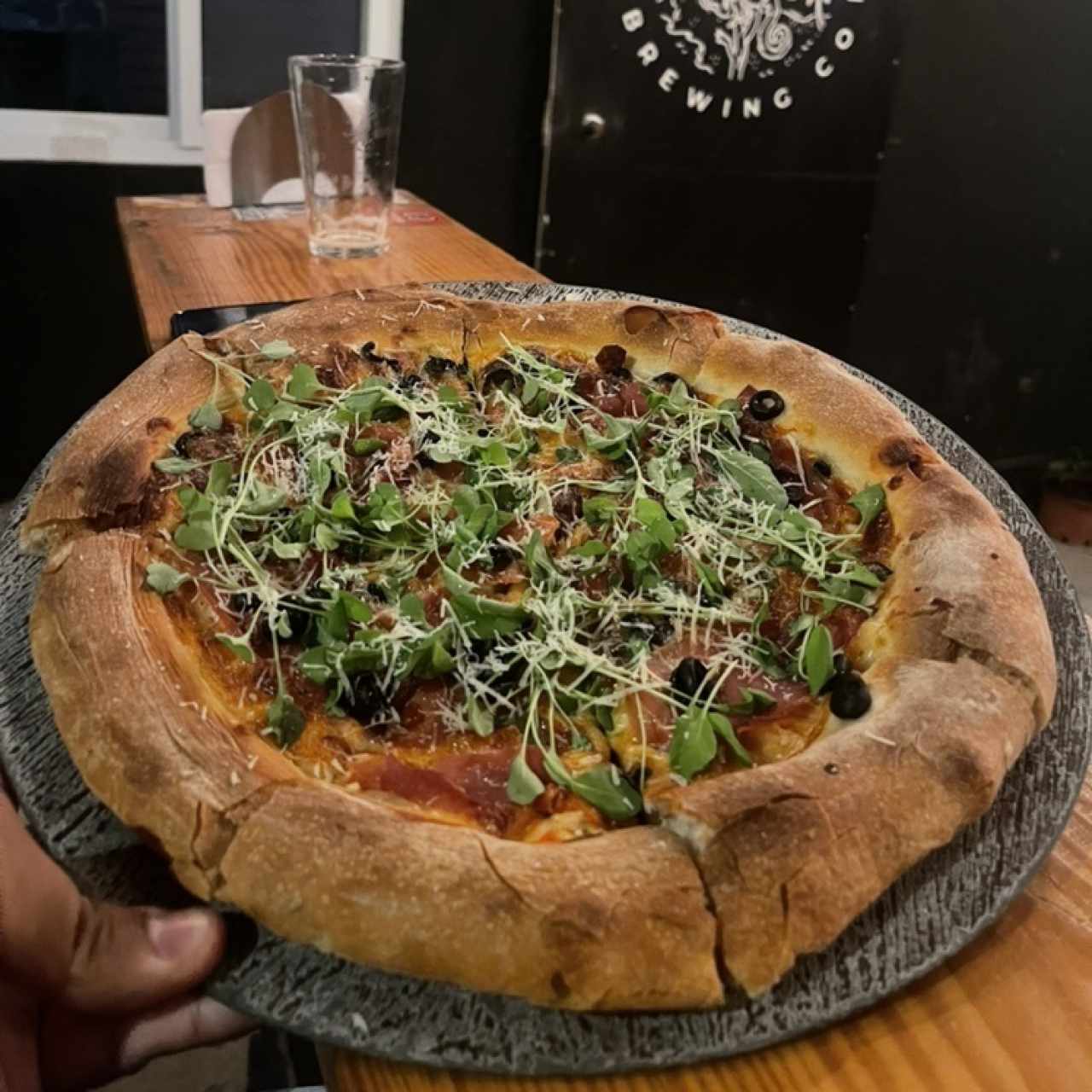 Pizza prosciutto con rúgula