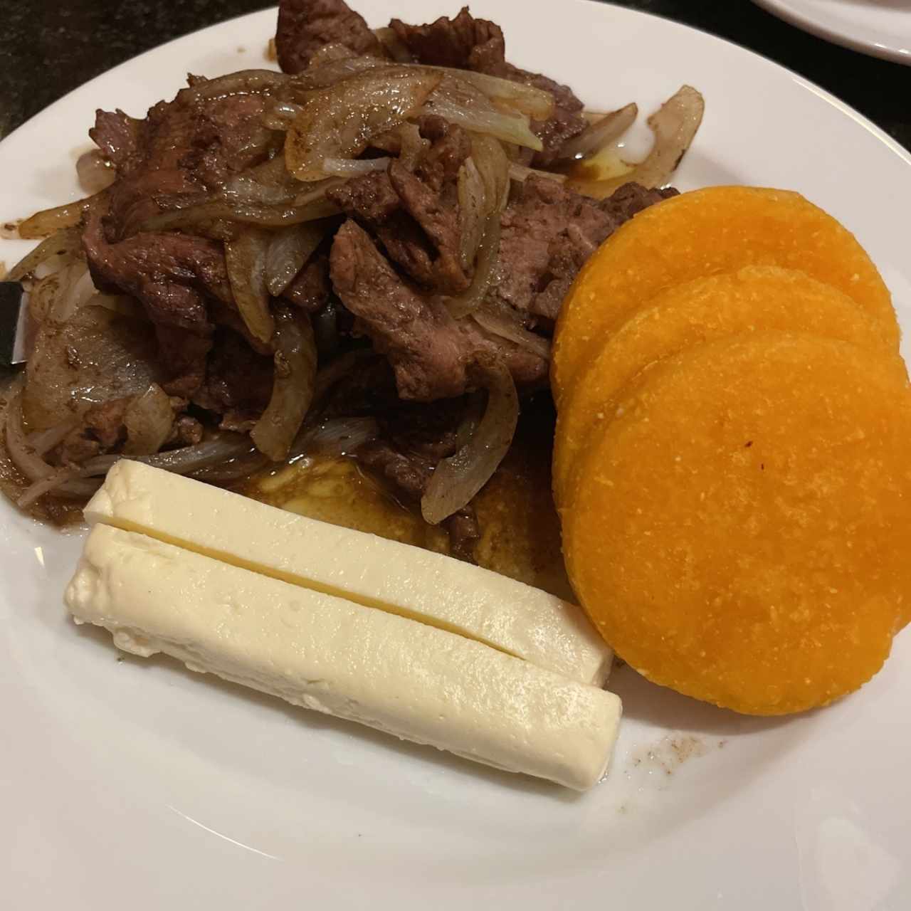 Desayuno tipico - bistec encebollado con tortillas y queso blanco