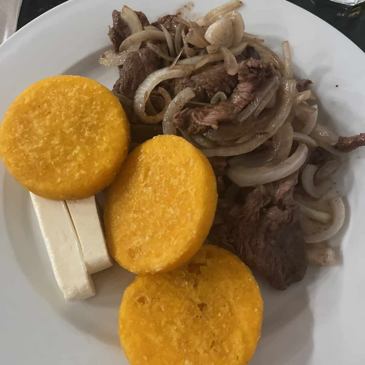 Desayuno Tipico - bistec encebollado con tortillas y queso blanco 