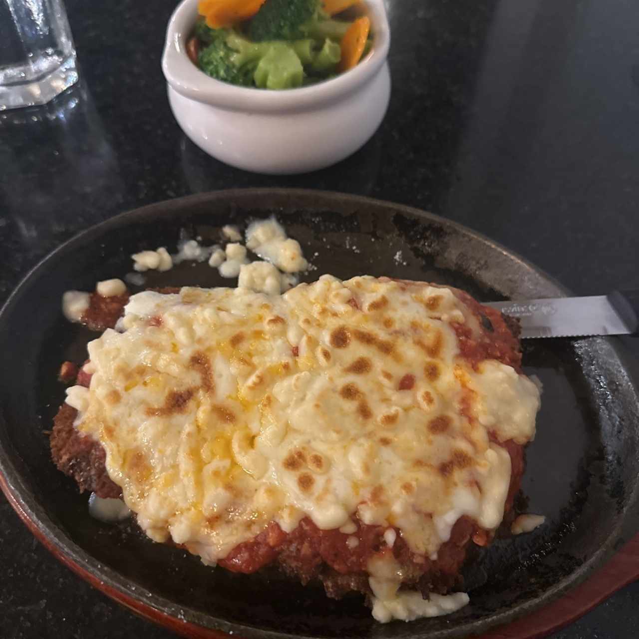 Milanesa de res con vegetales salteados 