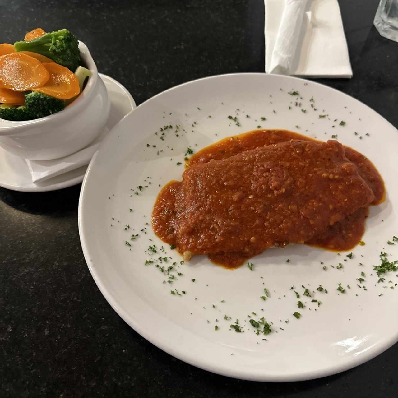 Filete de corvina en salsa de jengibre y ostiones con vegetales salteados 