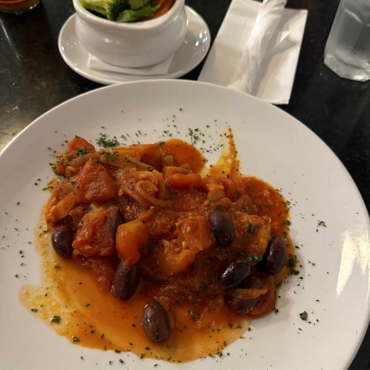 Corvina a la mediterráneo con vegetales salteados 