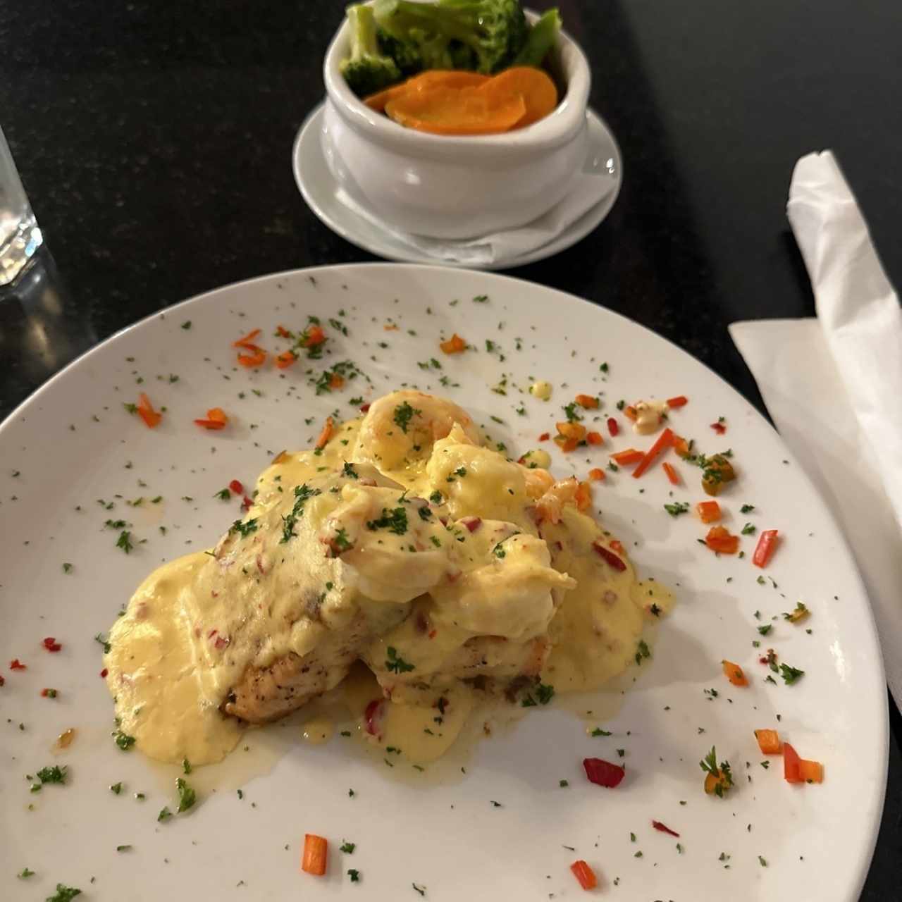 Salmon con camarones y vegetales salteados 