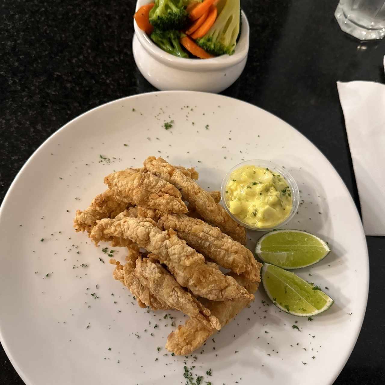 Deditos de corvina en salsa tártara con vegetales salteados 