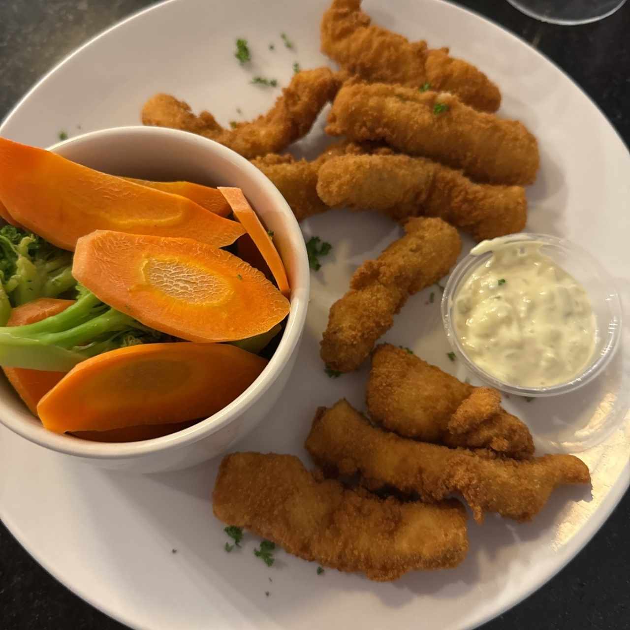 Deditos de pescado con vegetales salteados 