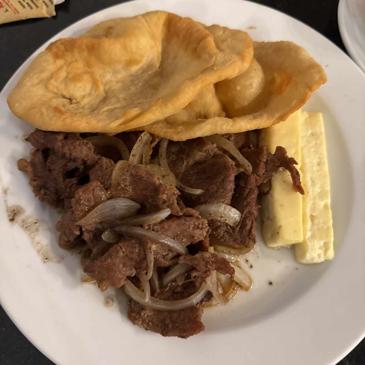 Bistec encebollado con hojaldre 