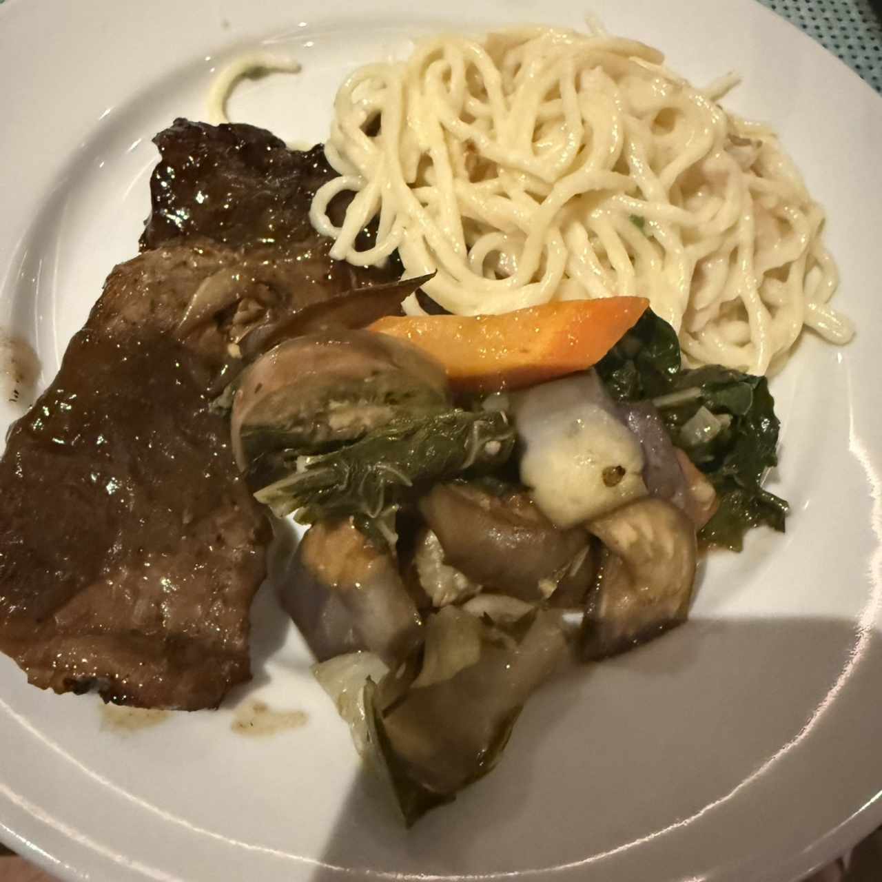 Carne de res con vegetales y pasta 