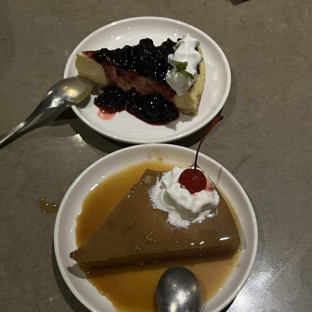 Cheesecake de Frutos Rojos y flan de la casa 