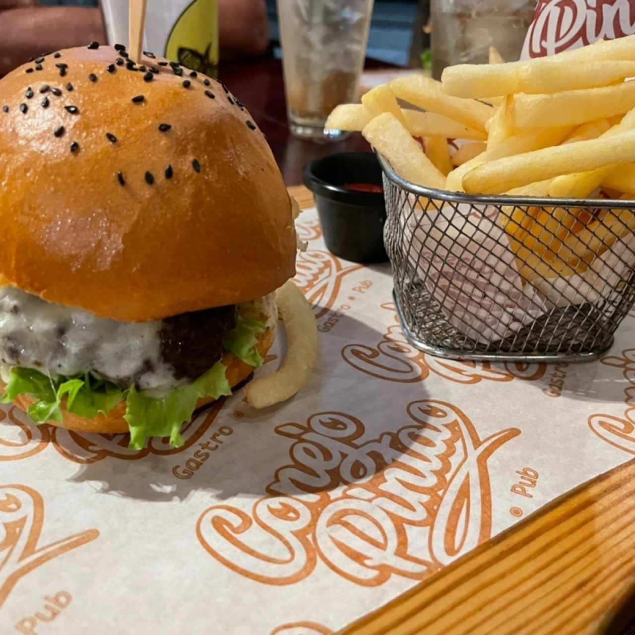 La Coneja:7 Onzas de Carne, con un toque ahumado y jugoso Salsa Chimimayo + Mermelada de Bacon y Pimentón / Peperjack Cheese. * Ganadora Del Primer Burgerfest Chiriquí.