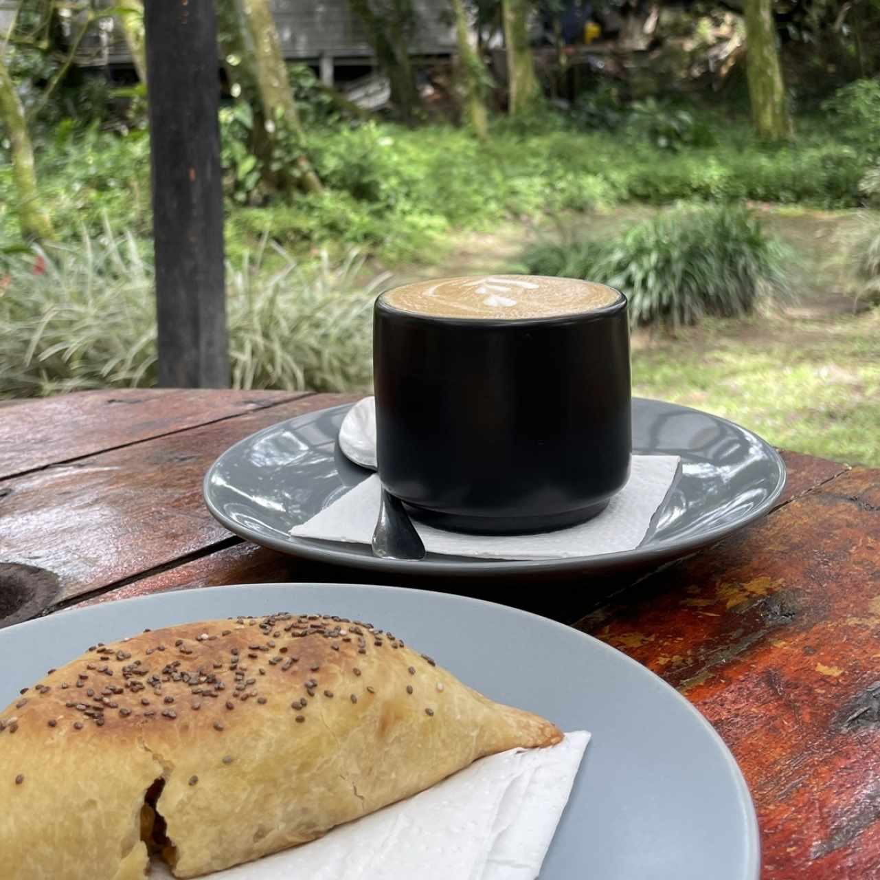 Empanada y cappuccino