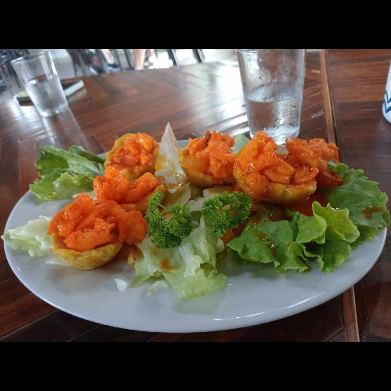 Canasta de patacones con camarones 