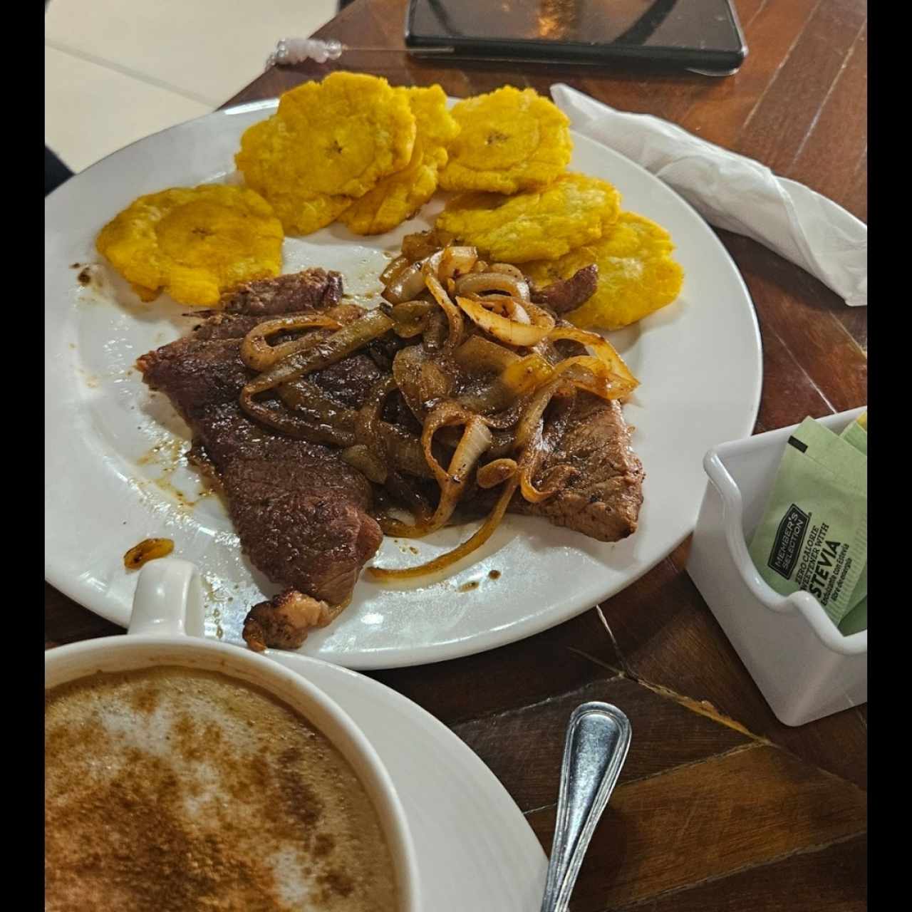 hígado con patacones 